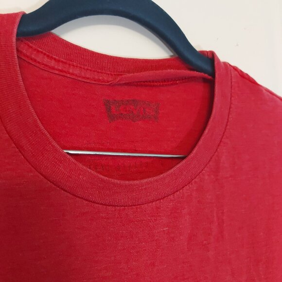 Red Levi's Logo tshirt - Picture 5 of 7